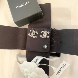 Bnib 21b Chanel crystal stud earrings 🤩
